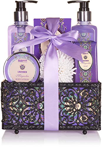 BRUBAKER Cosmetics Bade- und Dusch Set Lavendel Magnolien Duft - 7-teiliges Geschenkset in dekorativem Korb