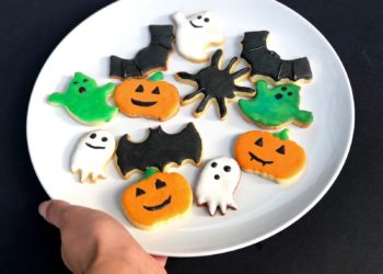 Glasierte und gebackene Halloween Kekse