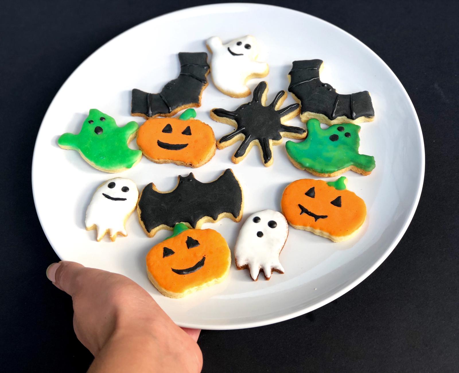 Glasierte und gebackene Halloween Kekse 