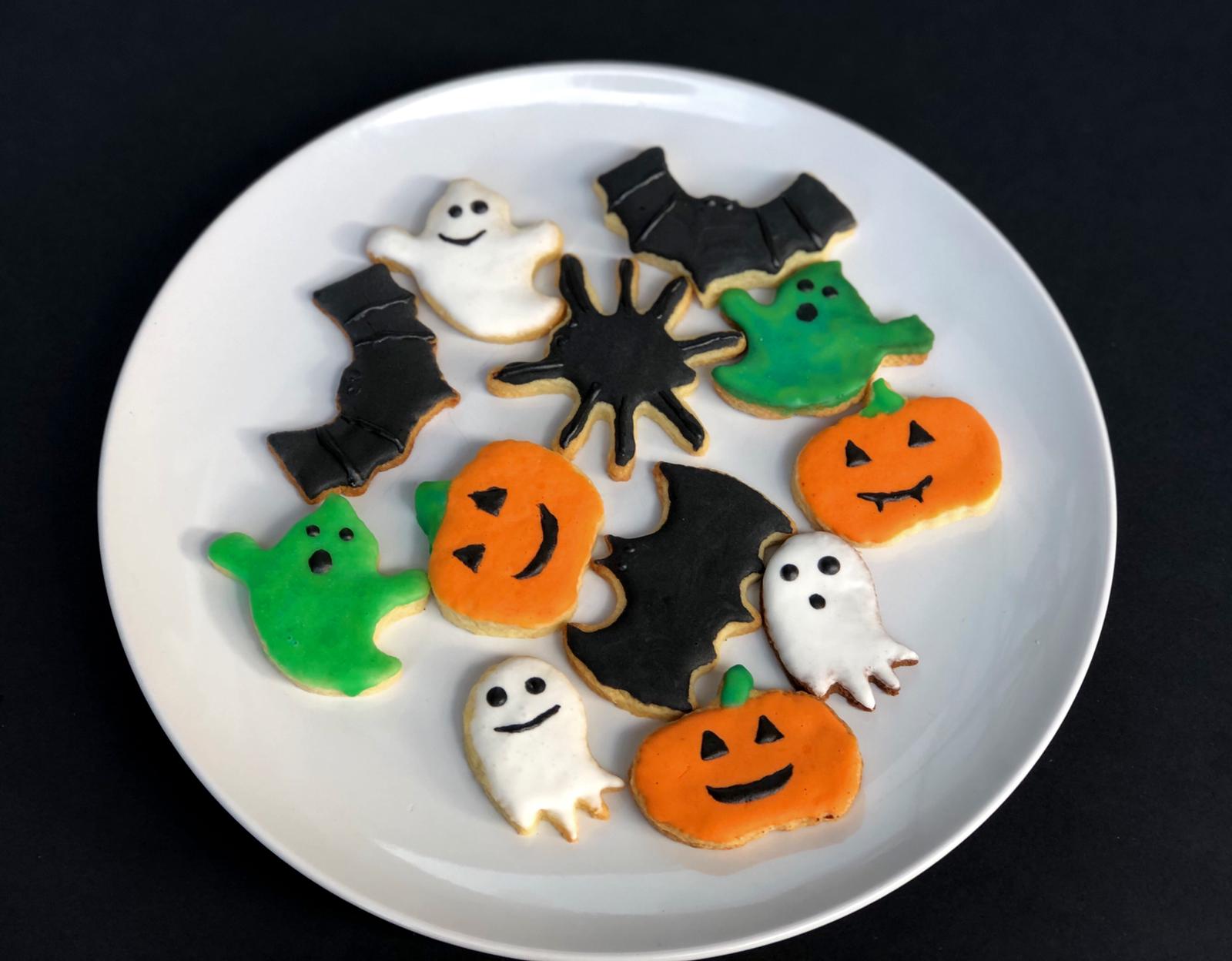 Glasierte und gebackene Halloween Kekse